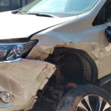 Biała Toyota Rav4 została uszkodzona w wypadku.