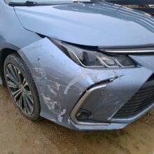 Toyota Corolla została uszkodzona w wyniku wypadku.